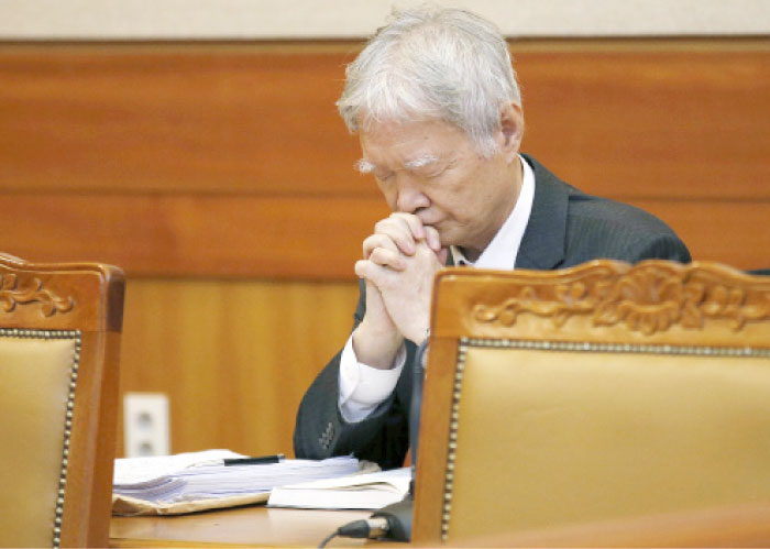 A lawyer for South Korean President Park Geun-hye prays before the first hearing arguments for Park’s impeachment trial at the Constitutional Court in Seoul on Tuesday. — AP