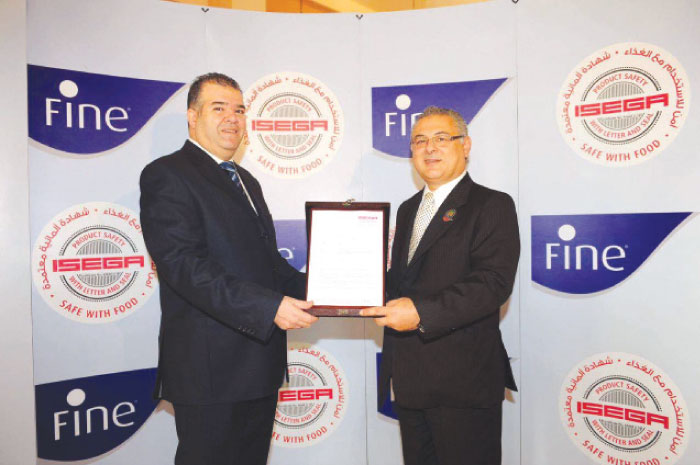 Dr. Nashat Nafouri (right), Executive Officer and Chairman of the Healthcare Group in the Saudi Quality Council Board, presents the certificate