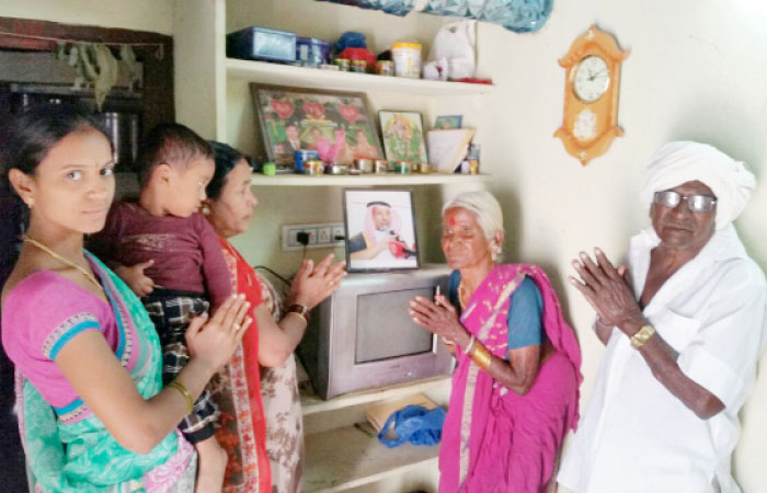 The family of the released Indian farm worker expressing their gratitude to Awad Ali Quraya at their home in India on Thursday.