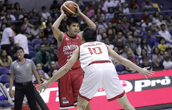 Ginebra's Jervy Cruz looks for a teammate to pass the ball to as Star's Ian Sangalang defends in Game 4 of their PBA Philippine Cup semifinal series at the Smart-Araneta Coliseum Wednesday night.