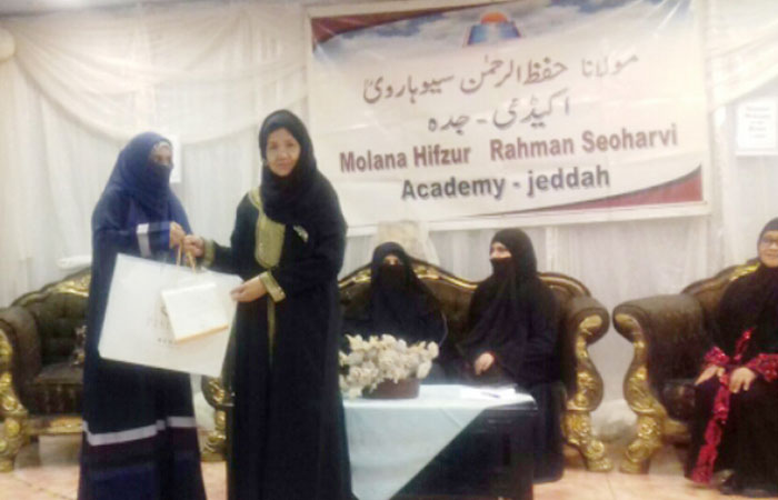 Umm Fakeha Zinjani, director of Moulana Hifzur Rahman Seoharvi Academy, presents a gift to a revert sister at a function in Jeddah at the weekend. — Courtesy photo