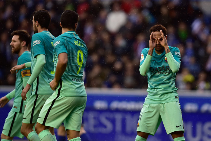 Barcelona's Neymar Jr. (R) celebrates his goal during the Spanish La Liga soccer match against Deportivo Alaves at the Mendizorroza Stadium in Vitoria, northern Spain, Saturday. — AP