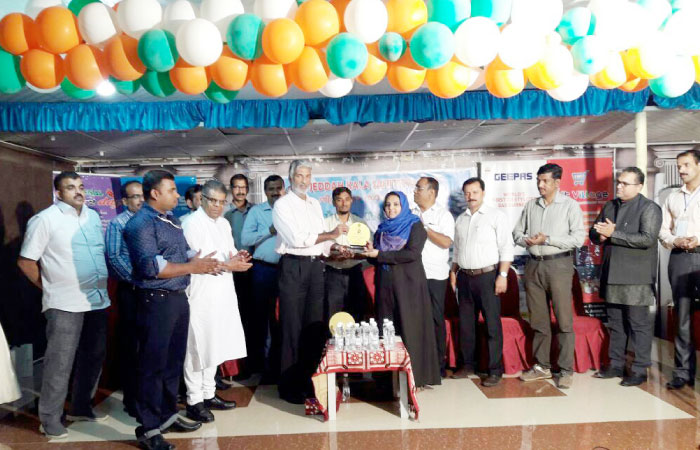 Gopinath Nedungadi presents award of Jeddah Kala Sahithya Vedi to Rubeena Niwas. — Courtesy photo 