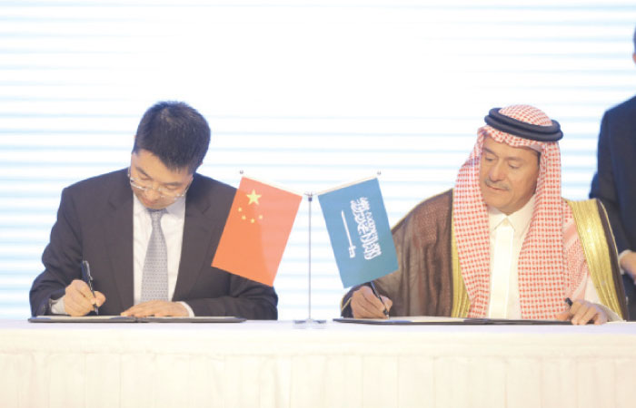 Chief Executive Officer of the Royal Commission of Yanbu and Jazan Economic City Dr. Alaa bin Abdullah Nassif and Ramadan Ding, CEO of Huawei Tech Investment Saudi Arabia, sign the agreement