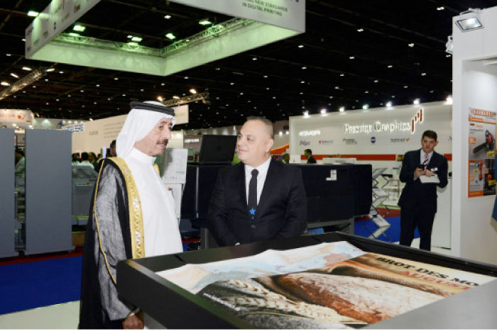 Sheikh Hasher Bin Maktoum Al Maktoum listens to HP›s Ernest Azzam about the latest in print technologies