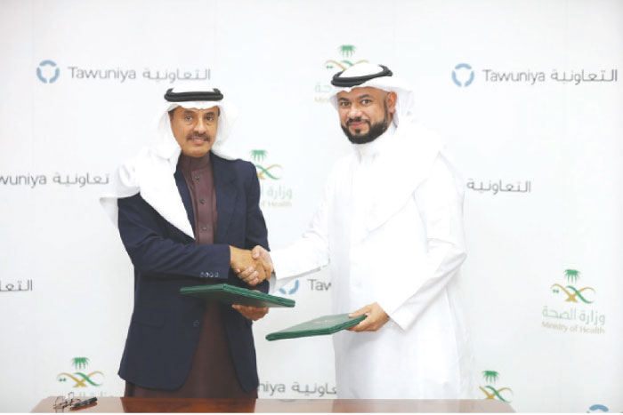 General Supervisor of Health Economics Okab Munahi Aboud and Tawuniya Vice President, Medical & Takaful Insurance Omar Abdulrahman Al-Mahmood