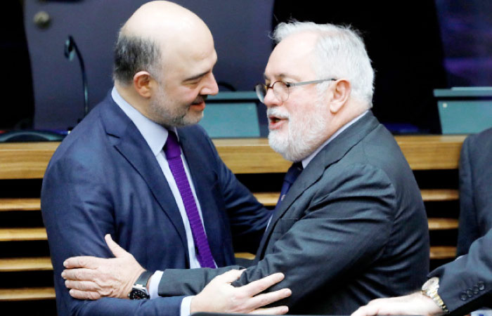 European Economic and Financial Affairs Commissioner Pierre Moscovici (L) and European Climate Action and Energy Commissioner Miguel Arias Canete attend a meeting of the EU executive body in Brussels, Belgium March 1. — Reuters
