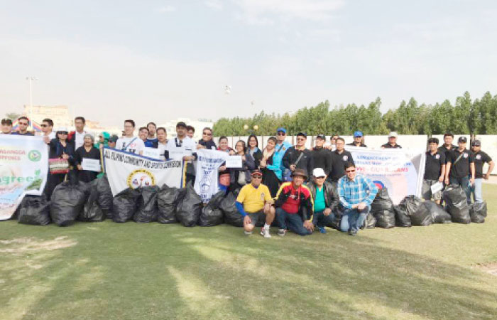 Members of the Filipino community under the banner of All Filipino Community and Sports Commission (ASFCSCOM) after participating in the cleaning drive at Al-Khobar Beach on Friday. — Courtesy photo