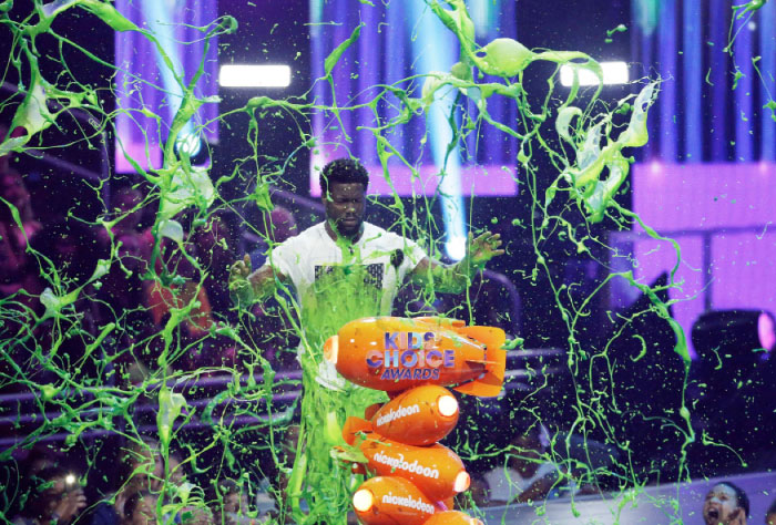 2017 Kids’ Choice Awards - Show - Los Angeles, California, U.S., 11/3/2017 - Actor Kevin Hart accepts his Favorite Villain award. REUTERS/Mario Anzuoni