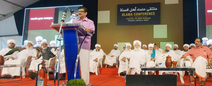 Kerala Chief Minister Pinarayi Vijayan inaugurates the valedictory session of Samastha Ulema Conference in Thrissur, Kerala on Sunday.