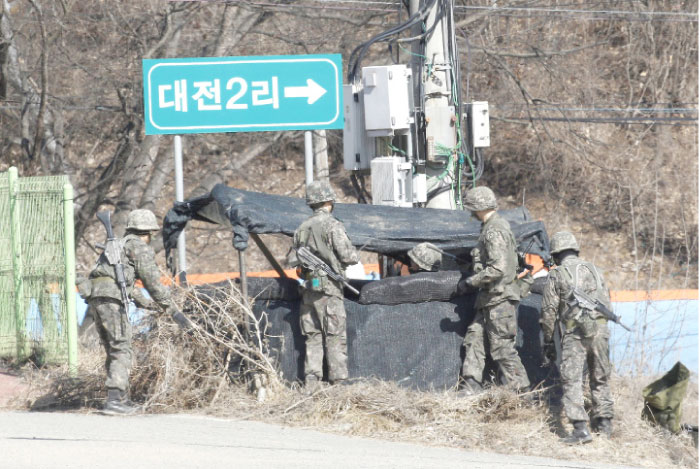 South Korea army soldiers install a tent in Yeoncheon, South Korea, near the border with North Korea, on Monday. — AP