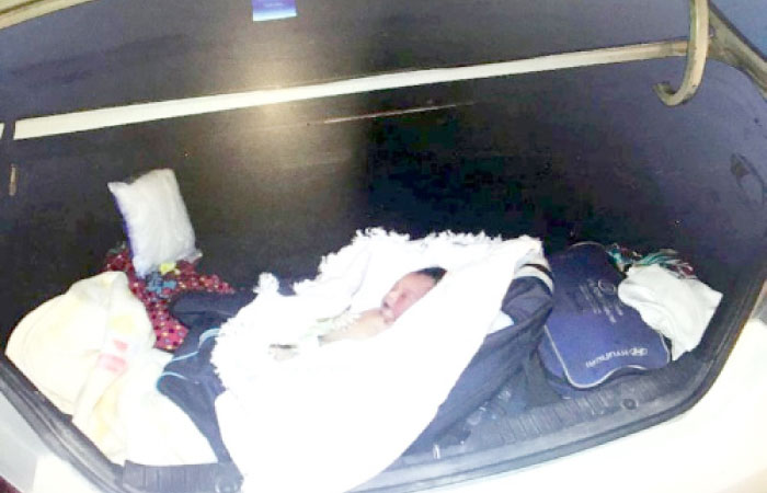 The dead body of a newborn baby found in the trunk of a car in Makkah. — Okaz photo