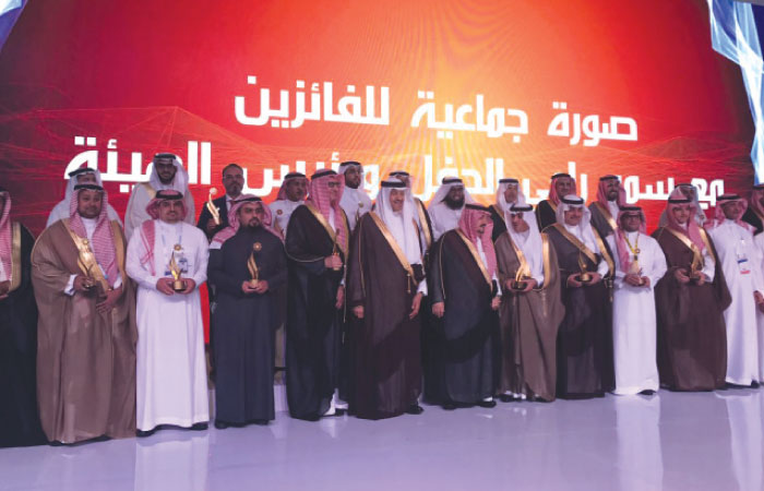 Prince Faisal Bin Bandar Bin Abdulaziz, Governor of Riyadh, and Prince Sultan Bin Salman Bin Abdulaziz, President of the Commission for Tourism and National Heritage, pose with the awardees