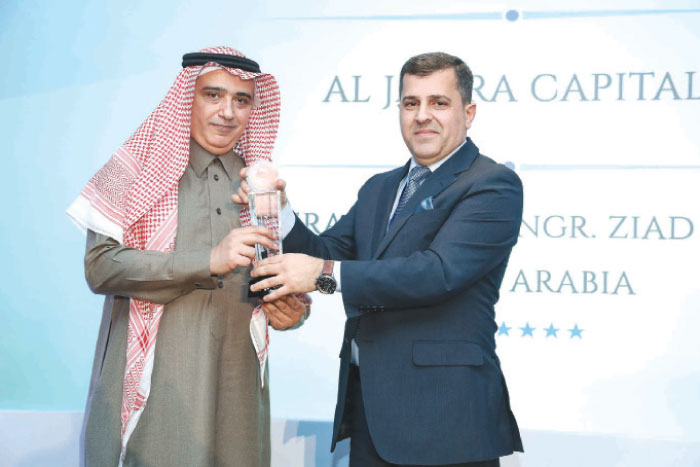 Eng. Ziad Tarek Aba Al-Khail (left), CEO and Managing Director of Aljazira Capital, receives the award