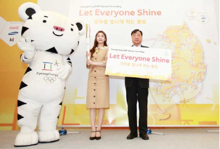 Kim Yuna, left, and Lee Hee-beom were on hand to announce details of the Torch Relay. The Pyeongchang Winter Olympic Flame will be lit in traditional fashion at Ancient Olympia in October.