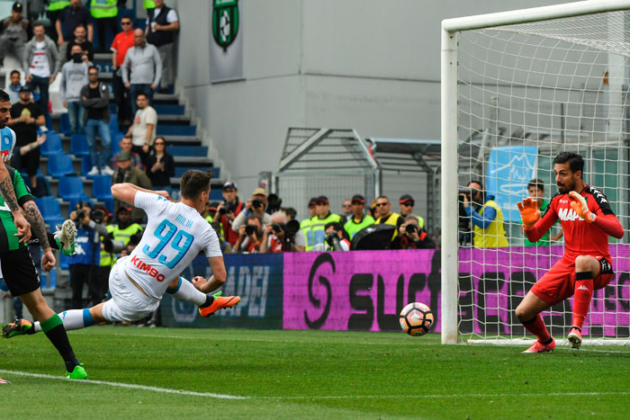 Napoli's forward Arkadliusz Milik (L) scores during the Italian Serie A football match against Sassuolo at Reggio Emilia's 