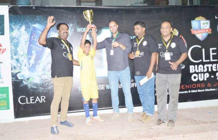 Man-of-the-Match Ayman Jaleel of Malarwadi Strikers receiving the trophy from chief guest Ammar Sabano (C).