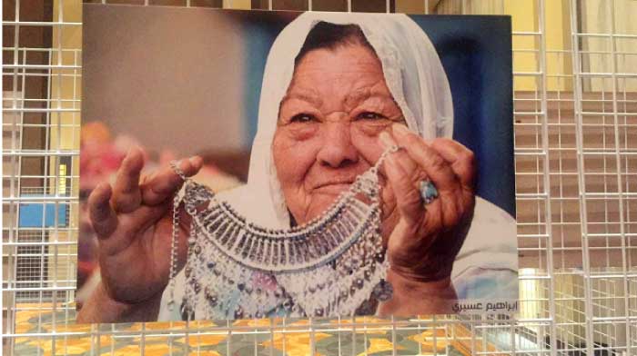 A photo of a Tunisian woman taken by Saudi photographer Ibrahim Aseeri is seen during the “Tunisia through the eyes of Saudis” exhibition at Park Hyatt Jeddah on Tuesday.
