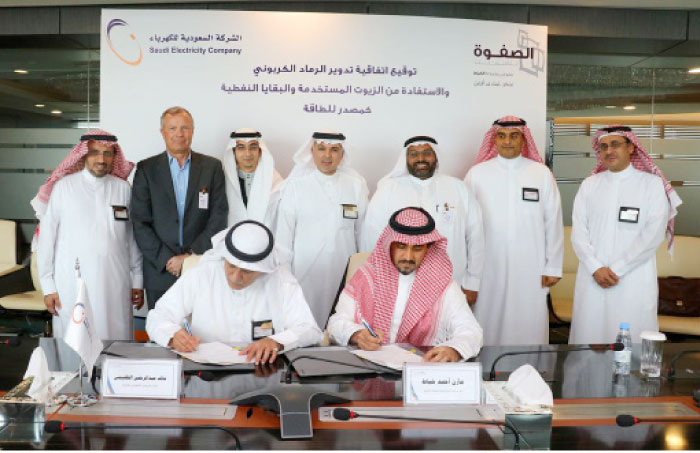 Eng. Khalid Altuaimi (left), Executive Vice President for the Generation at the Saudi Electricity Company, signs the agreement with his the top executive of Al Safwa Cement Company