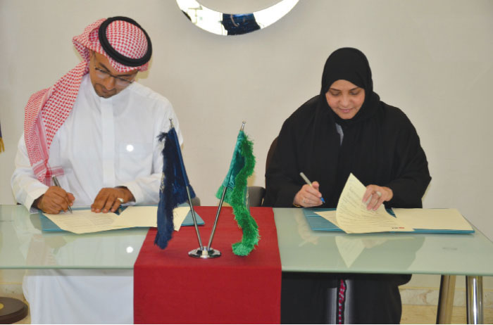 Jamil Ghaznawi, National Director and Country Head of JLL KSA, and Dr. Haifa Jamal Allail, President of Effat University, sign the MoU