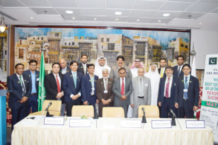 Sheikh Mahzen Batterjie, Vice Chairman, Jeddah Chamber of Commerce and Industry (JCCI); delegation from Pakistan rice exporters’ delegation from Pakistan, and official from the Pakistan Consulate General Jeddah, pose for a group photo