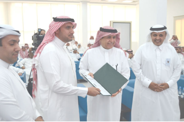 Sulaiman Abdullah Al-Hamdan, the Minister of Transport, PTA Board Director, gives the first card to Saud R. Al-Enazi, Almarai’s Transport Manager