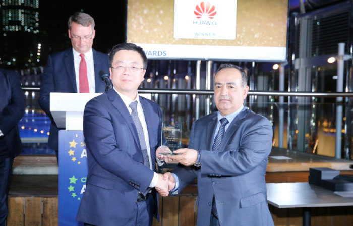 Huang Luomeng, director of wireless marketing and solution sales, receives ‘Biggest Contribution to 5G R&D’ award from Toni Eid, CEO of Trace Media International & Editor in Chief of Telecom Review
