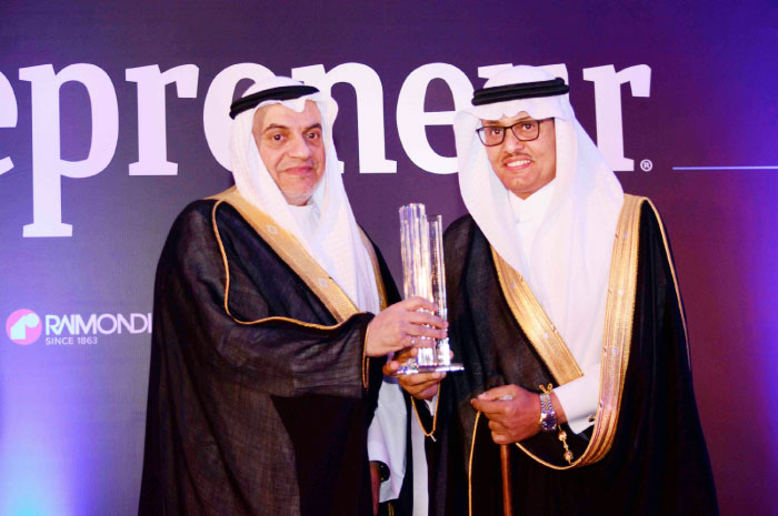 Dr. Yousuf Al Saleem (right), receives the award from from Mr. Ghassan Al-Sulaiman, Governor of the General Authority for SMEs