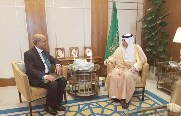 Pakistan Ambassador Khan Hasham Bin Saddique presents his credentials to Saudi Foreign Minister Adel Al-Jubeir in Riyadh.