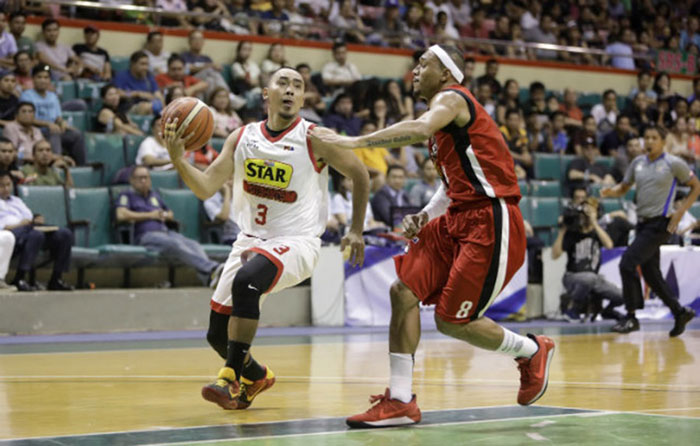 Star's Paul Lee goes up against Alaska's Calvin Abueva in the PBA Commissioner's Cup at the Cuneta Astrodome Wednesday night.