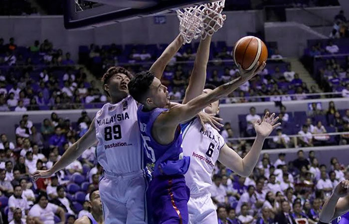 Gilas Pilipinas' Matthew Wright gets squeezed and sandwiched by two Malaysian defenders in the 2017 SEABA Championship at the Smart-Araneta Coliseum Sunday night.
