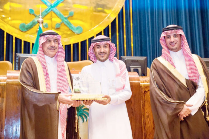 Saudi Minister of Municipal and Rural Affairs Eng. Abdul Latif bin Abdul Malik Al-Sheikh confers on Al Arabia Outdoor Advertising a plaque of appreciation
