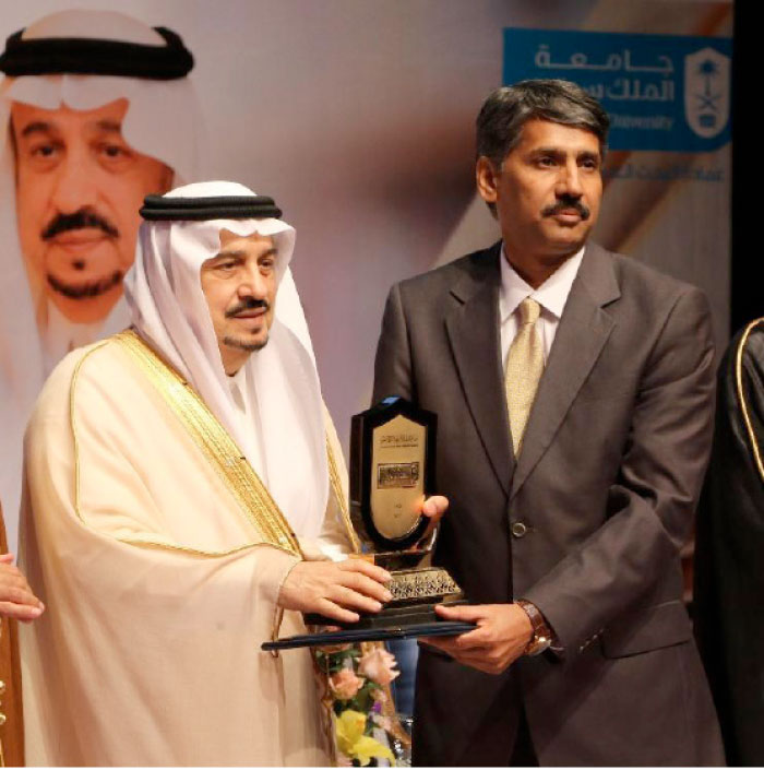 Riyadh Emir Prince Faisal Bin Bandar presents the award to one of the recipients.