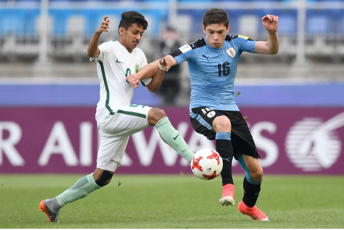 Uruguay’s Agustin Rogel (R) fights for the ball with Saudi Arabia’s Hassan Al-Qayed during their U-20 World Cup round of 16 match in Suwon Wednesday. — AFP