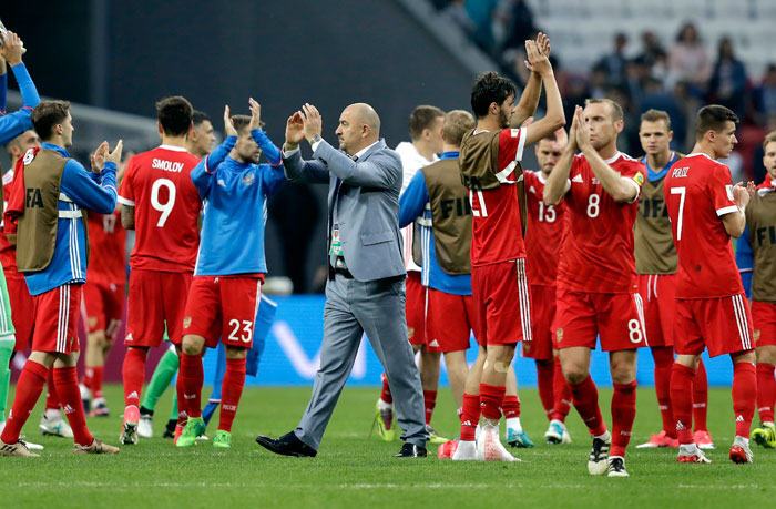 Russia coach Stanislav Cherchesov (C) and the players applaud after the Confederations Cup match against Mexico at the Kazan Arena Saturday. — AP