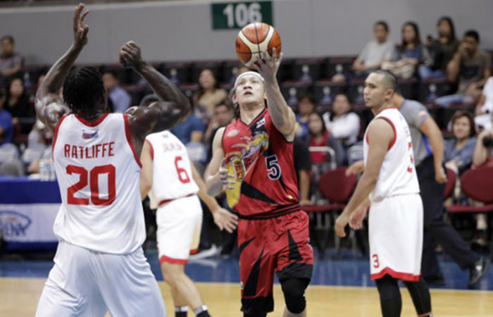 SMB's Alex Cabagnot goes up for a layup against Star in Game 4 of their PBA Commissioner's Cup semifinals at the Mall of Asia Arena Friday night.