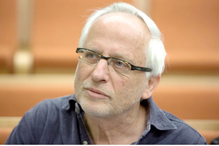 Israeli journalist Yigal Sarna is seen before the arrival of Israeli Prime Minister Benjamin Netanyahu and his wife Sara (not seen) to testify in a libel lawsuit they filed against Sarna, at the Magistrate Court in Tel Aviv in this March 14, 2017, file photo. — Reuters