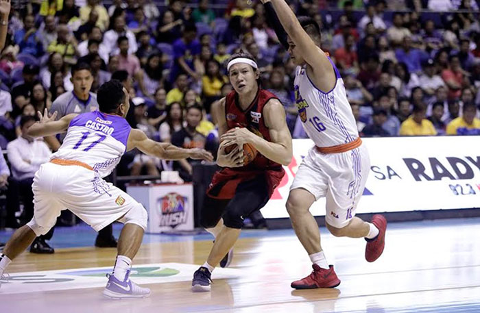 SMB's Alex Cabagnot slashes his way to the basket past Jayson Castro (No. 17) and Roger Pogoy (No. 16) in Game 6 of the PBA Commissioner's Cup Finals at the Smart-Araneta Coliseum Sunday night. Cabagnot registered a triple-double to lead the Beermen to victory.